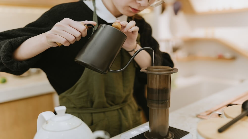 カフェで仕事をしている女性